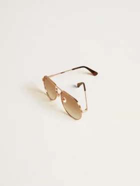 Sonnenbrille im Pilotenstil mit roségoldfarbenem Rahmen und honigfarbenen Gläsern