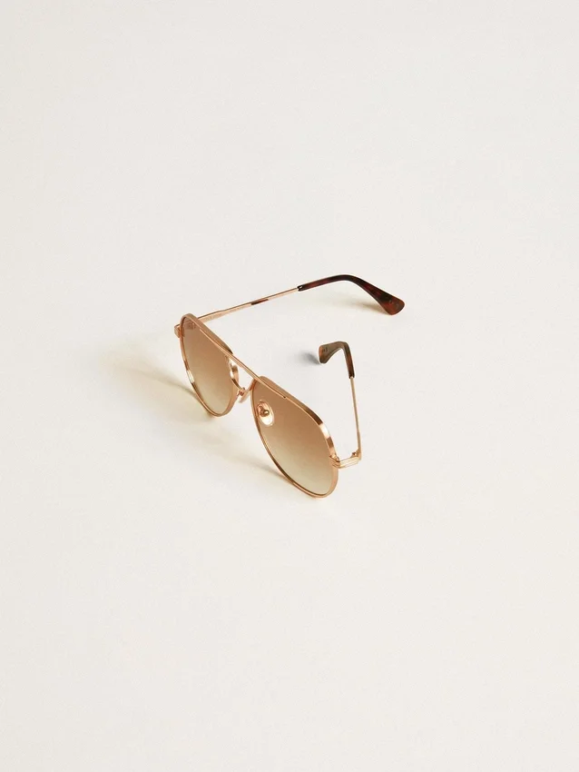 Sonnenbrille im Pilotenstil mit roségoldfarbenem Rahmen und honigfarbenen Gläsern