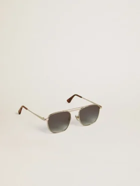Sonnenbrille im Pilotenstil mit silbernem Rahmen und blauen Gläsern