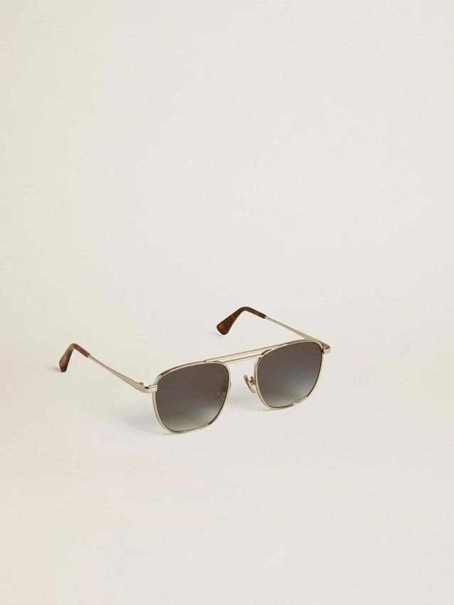 Sonnenbrille im Pilotenstil mit silbernem Rahmen und blauen Gläsern