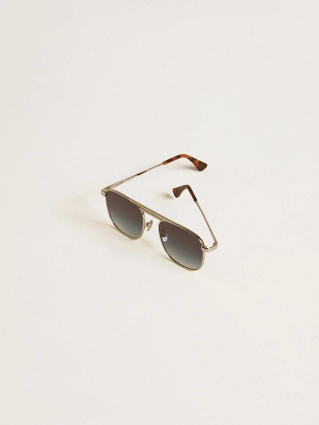 Sonnenbrille im Pilotenstil mit silbernem Rahmen und blauen Gläsern