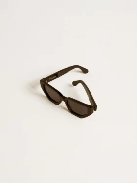 Sonnenbrille im rechteckigen Stil mit schwarzem Rahmen und schwarzen Gläsern