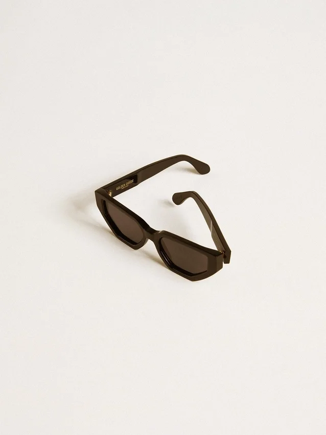 Sonnenbrille im rechteckigen Stil mit schwarzem Rahmen und schwarzen Gläsern