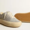 „Space-Star“-Damenschuhe aus eisgrauem Wildleder mit Lammfellfutter