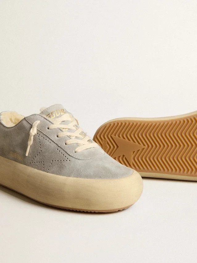„Space-Star“-Damenschuhe aus eisgrauem Wildleder mit Lammfellfutter