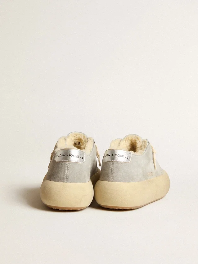 „Space-Star“-Damenschuhe aus eisgrauem Wildleder mit Lammfellfutter
