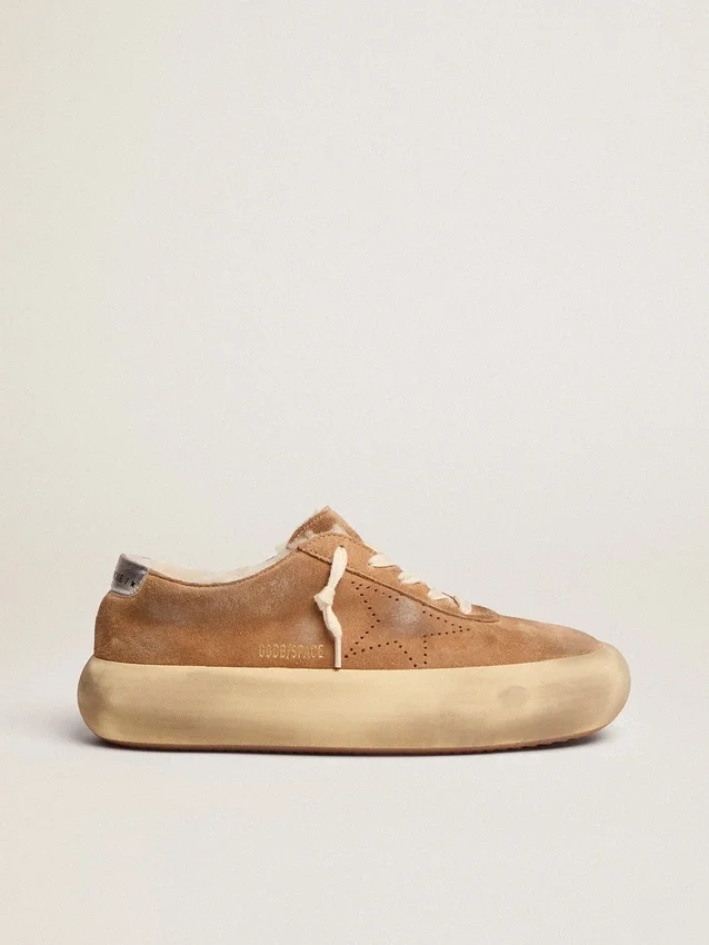 „Space-Star“-Damenschuhe aus tabakfarbenem Wildleder mit Lammfellfutter