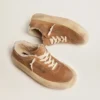 „Space-Star“-Damenschuhe aus tabakfarbenem Wildleder mit Lammfellfutter