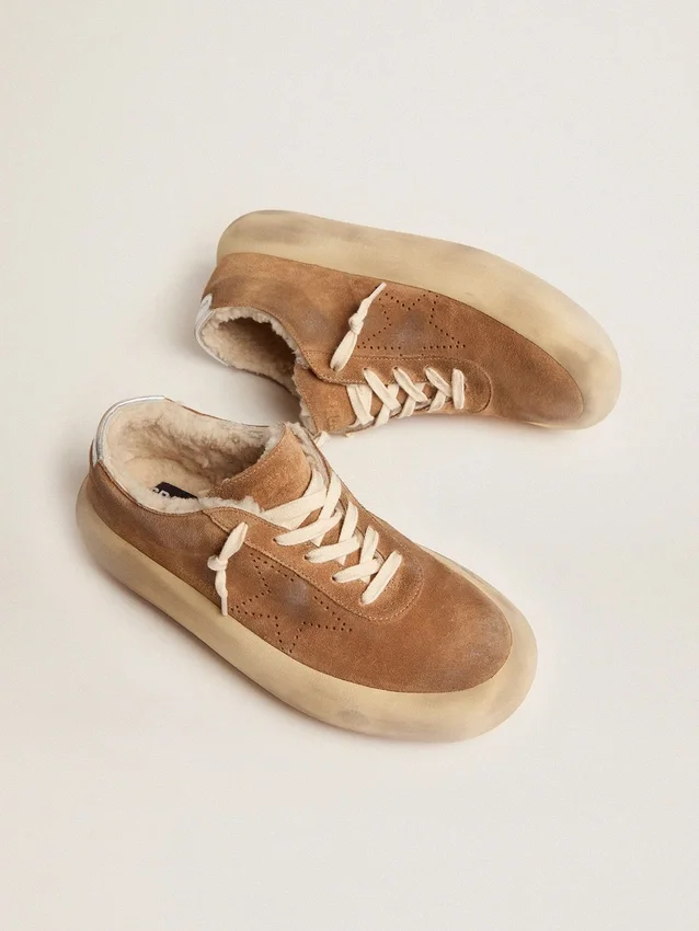 „Space-Star“-Damenschuhe aus tabakfarbenem Wildleder mit Lammfellfutter