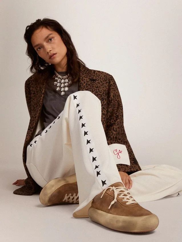 „Space-Star“-Damenschuhe aus tabakfarbenem Wildleder mit Lammfellfutter