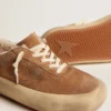 „Space-Star“-Damenschuhe aus tabakfarbenem Wildleder mit Lammfellfutter