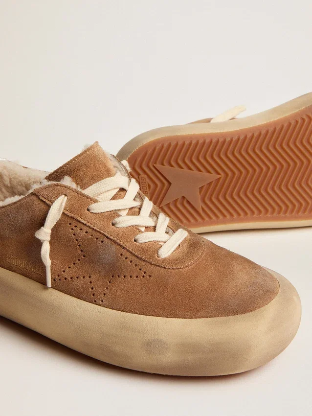 „Space-Star“-Damenschuhe aus tabakfarbenem Wildleder mit Lammfellfutter