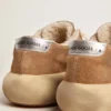„Space-Star“-Damenschuhe aus tabakfarbenem Wildleder mit Lammfellfutter
