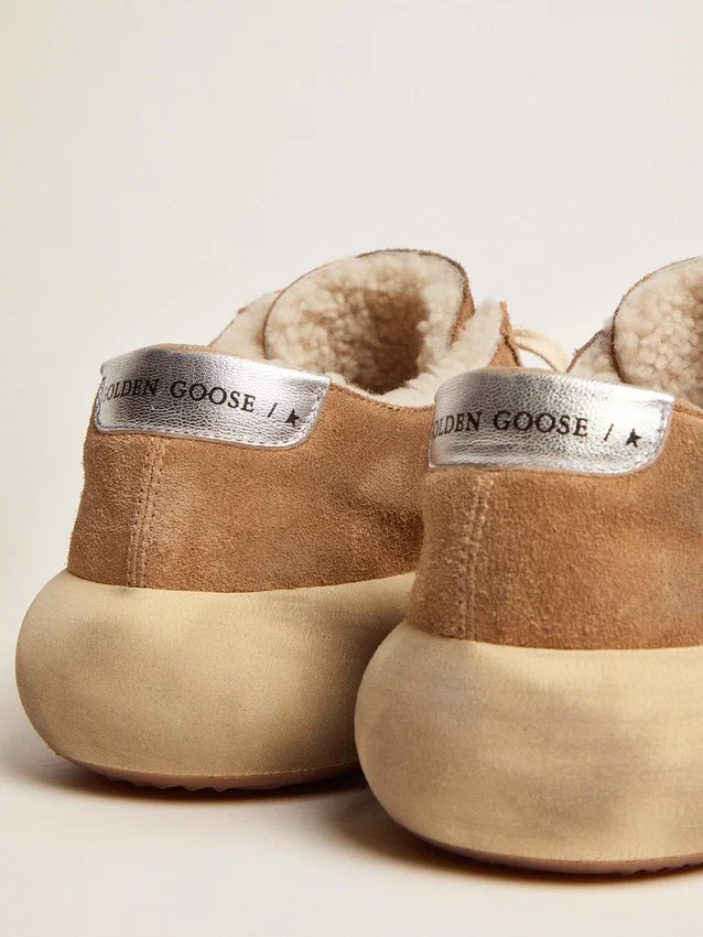 „Space-Star“-Damenschuhe aus tabakfarbenem Wildleder mit Lammfellfutter