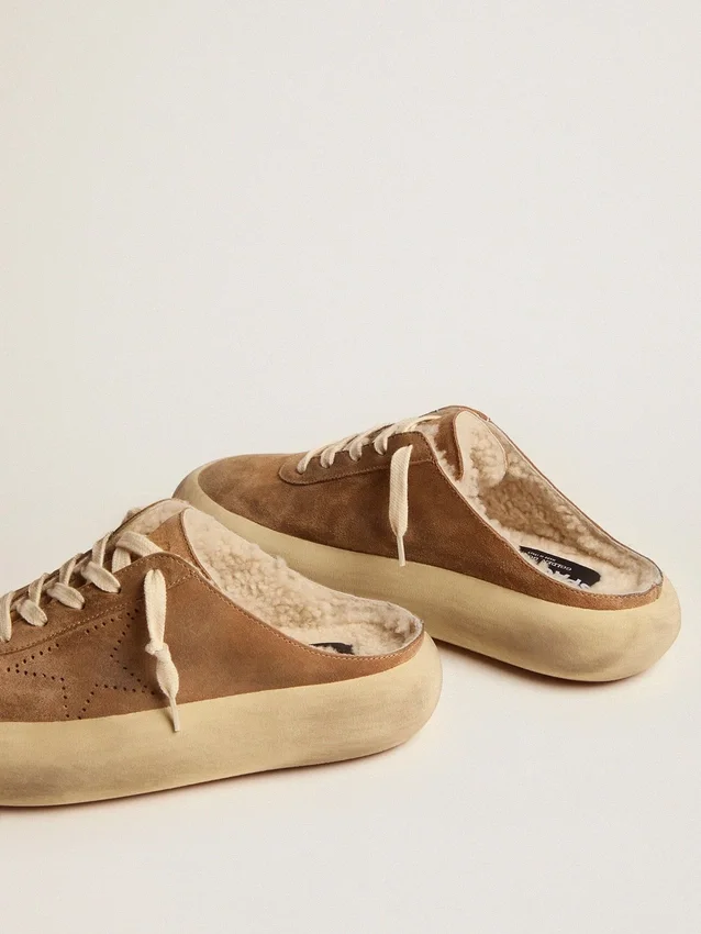 Space-Star-Sabot-Schuhe für Damen aus tabakfarbenem Wildleder mit Lammfellfutter