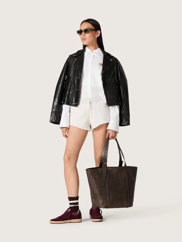Oversize-Hemd für Damen aus weißer Baumwolle mit Plissee-Detail und Schmucksknöpfen