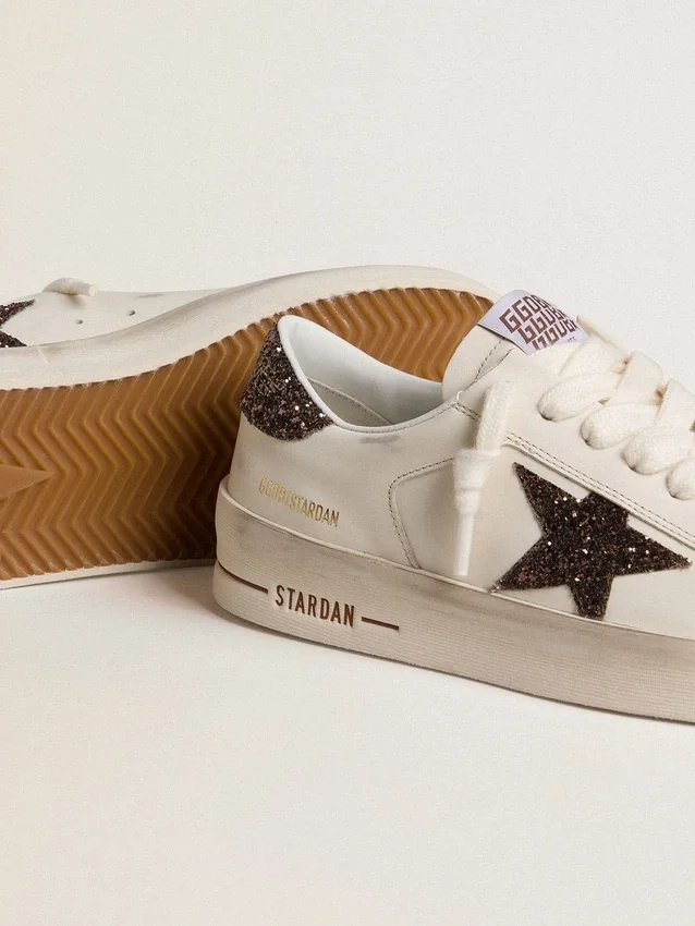 Stardan für Damen aus weißem Leder mit braunem Glitzerstern und Fersenlasche