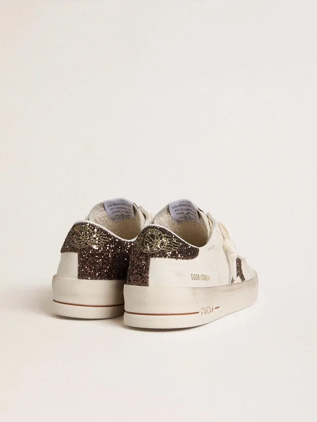 Stardan für Damen aus weißem Leder mit braunem Glitzerstern und Fersenlasche
