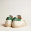 Super-Star aus weißem Leder mit eisgrauem Stern aus Wildleder und grüner Lederlasche an der Ferse