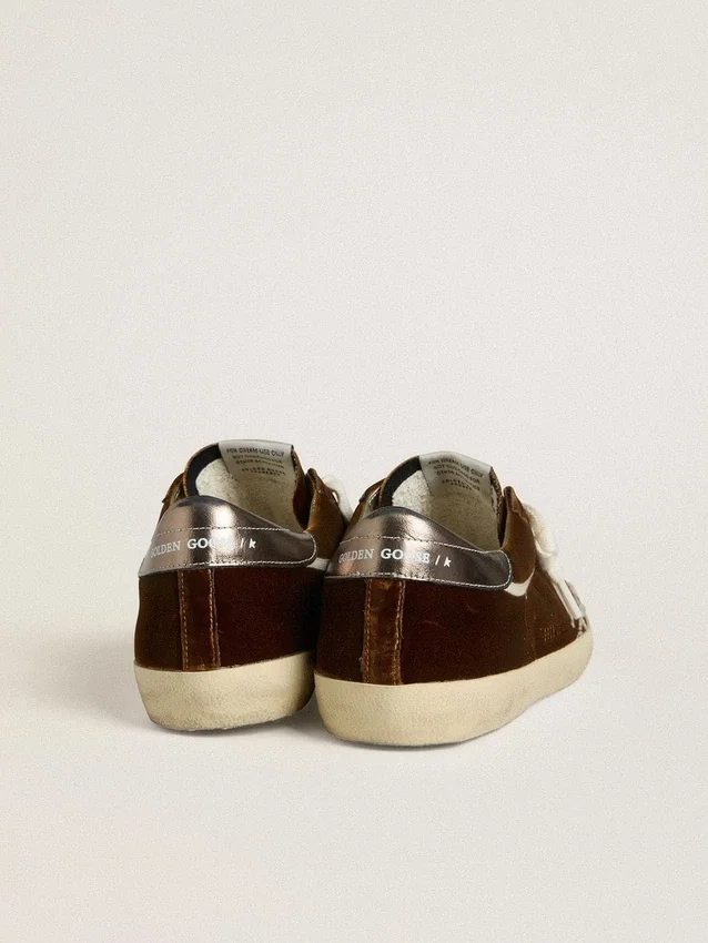 Super-Star für Damen aus cognacfarbenem Samt mit Stern und Fersenlasche aus Metallic-Leder