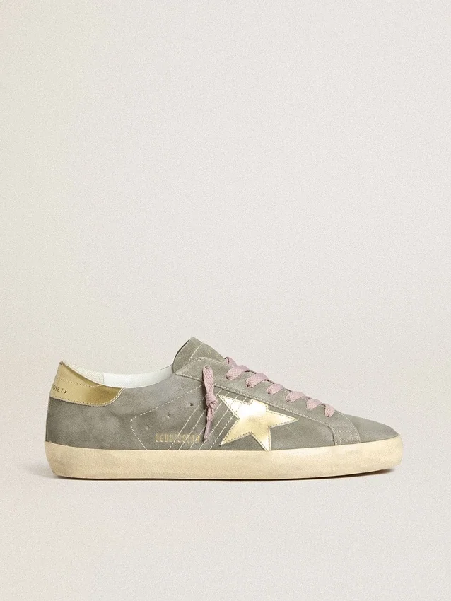 Super-Star für Herren aus grauem Wildleder mit goldfarbenem Metallic-Lederstern und Fersenlasche