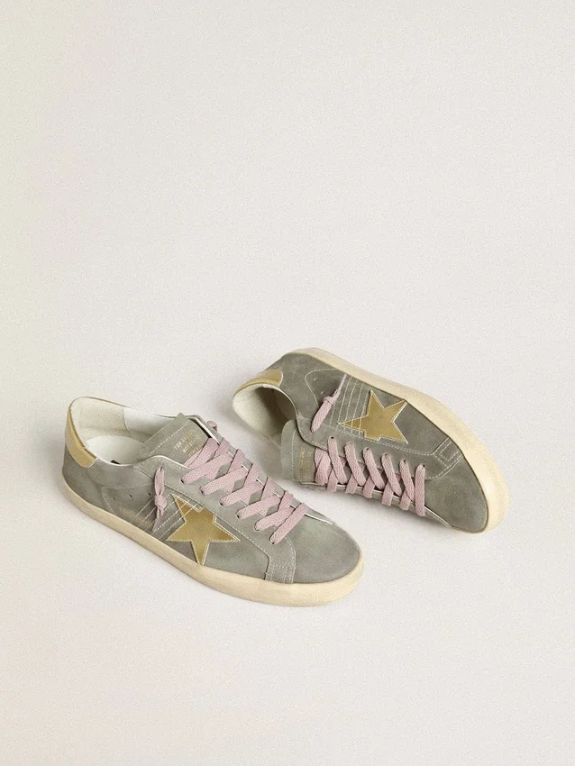 Super-Star für Herren aus grauem Wildleder mit goldfarbenem Metallic-Lederstern und Fersenlasche