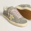 Super-Star für Herren aus grauem Wildleder mit goldfarbenem Metallic-Lederstern und Fersenlasche
