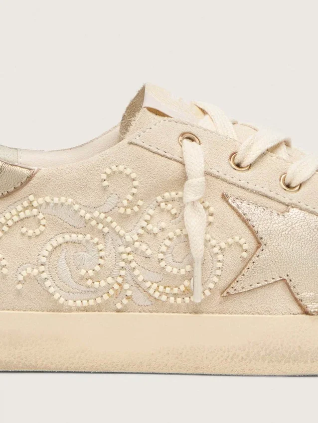 Super-Star LTD für Damen aus perlfarbenem Wildleder mit goldenem Stern und Perlenstickerei