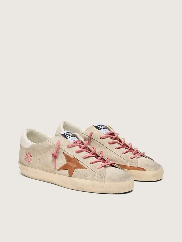 Super-Star LTD für Damen aus perlfarbenem Wildleder mit ziegelrotem Stern und Stickerei