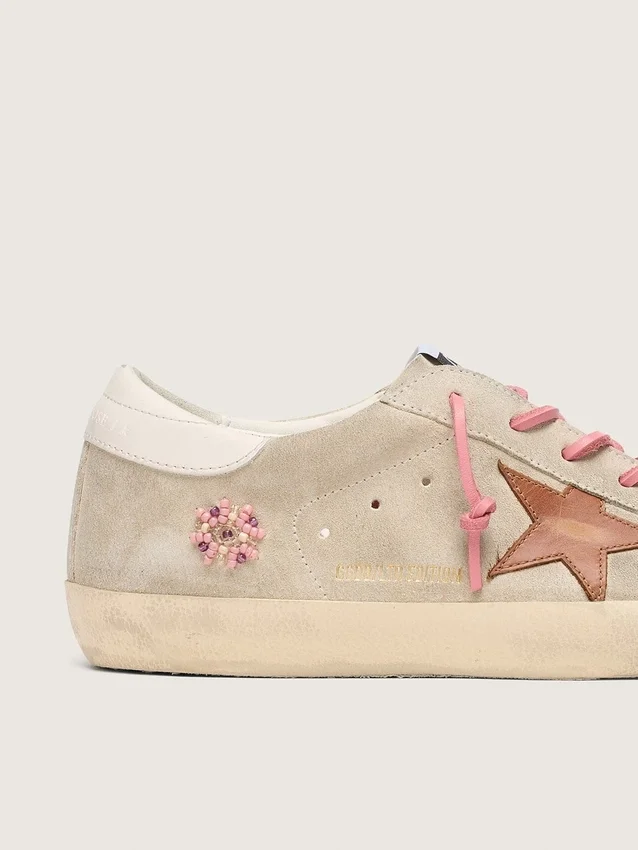 Super-Star LTD für Damen aus perlfarbenem Wildleder mit ziegelrotem Stern und Stickerei
