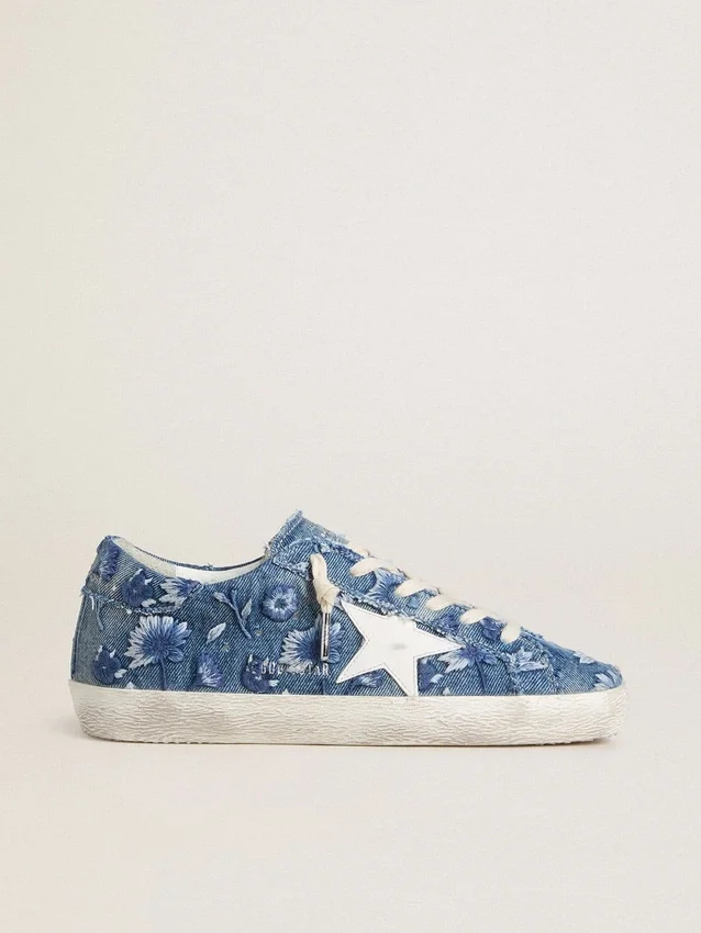 Super-Star LTD für Damen in hellblauem Denim mit weißem Lederstern und gestickten Blumen