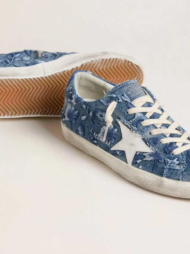 Super-Star LTD für Damen in hellblauem Denim mit weißem Lederstern und gestickten Blumen