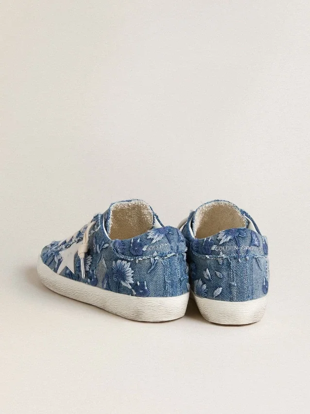 Super-Star LTD für Damen in hellblauem Denim mit weißem Lederstern und gestickten Blumen