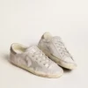 Super-Star-Sneaker aus grau-weißem Leder mit Glitzereffekt und Lederstern