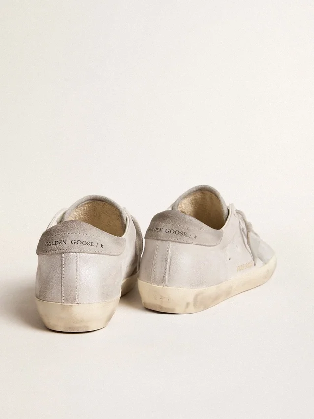 Super-Star-Sneaker aus grau-weißem Leder mit Glitzereffekt und Lederstern