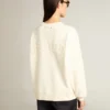 Sweatshirt in gealtertem Weiß mit umgekehrtem Logo auf der Rückseite – Jersey Capsule