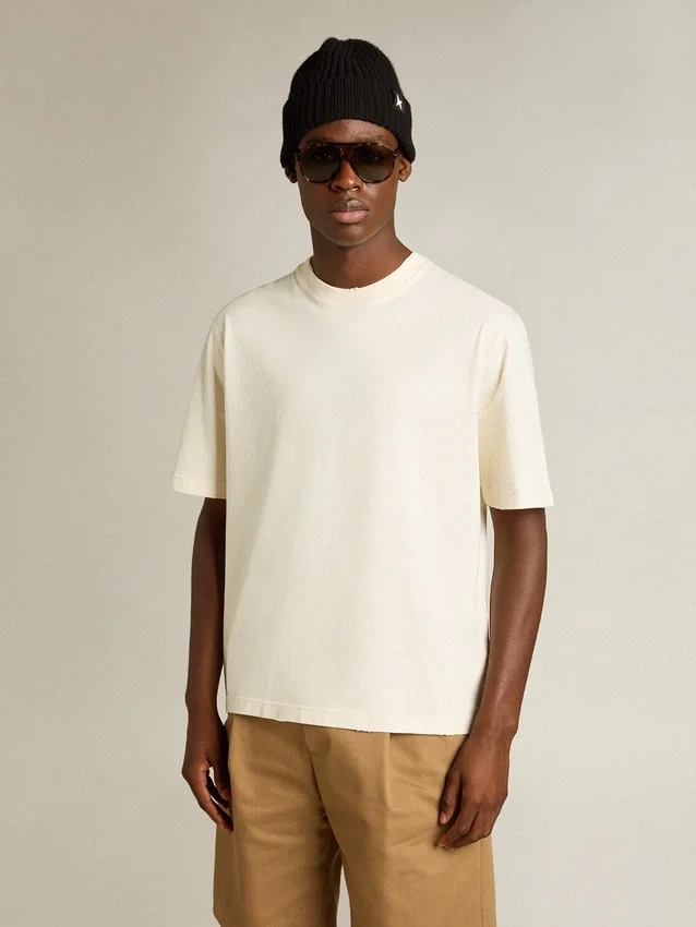 T-Shirt in „Aged White“ mit umgekehrtem Logo auf der Rückseite – Jersey Capsule