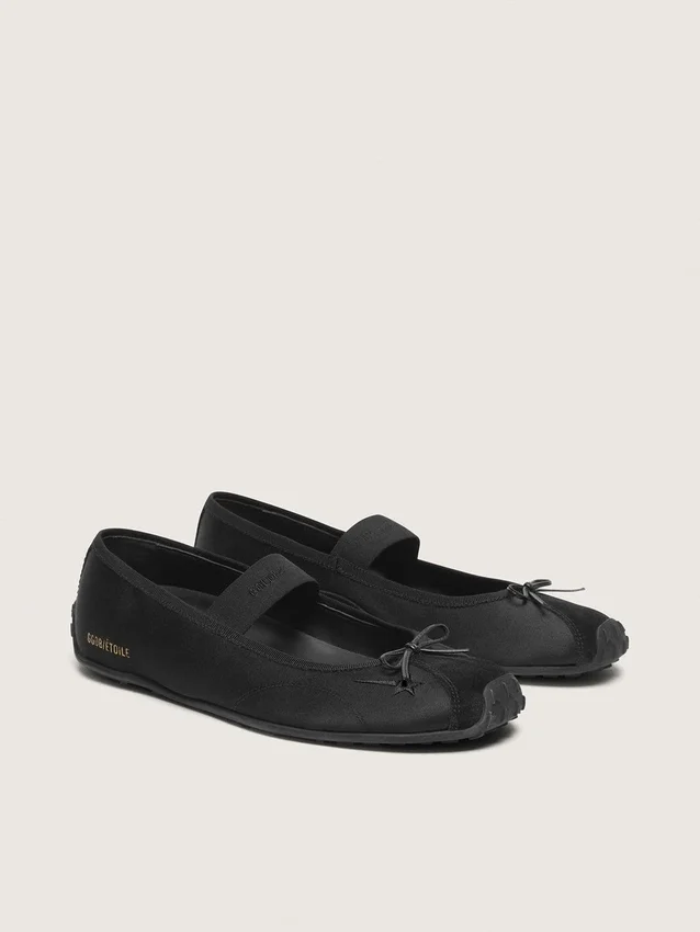 Étoile Ballerinas aus schwarzem Satin mit schwarzem, gesticktem Stern und elastischem Riemen