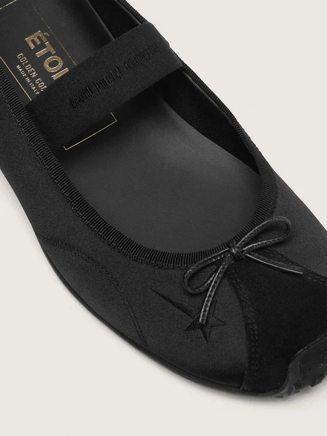 Étoile Ballerinas aus schwarzem Satin mit schwarzem, gesticktem Stern und elastischem Riemen