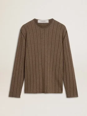 Travertinfarbener Herrenpullover mit „Golden“-Schriftzug als Aufnäher auf der Rückseite