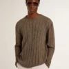 Travertinfarbener Herrenpullover mit „Golden“-Schriftzug als Aufnäher auf der Rückseite