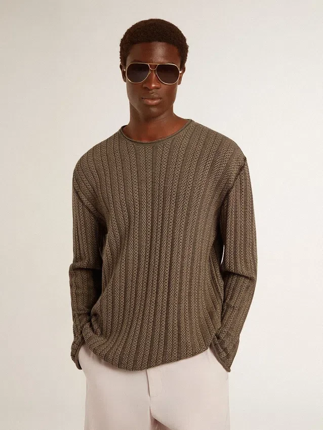 Travertinfarbener Herrenpullover mit „Golden“-Schriftzug als Aufnäher auf der Rückseite