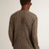 Travertinfarbener Herrenpullover mit „Golden“-Schriftzug als Aufnäher auf der Rückseite