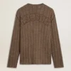 Travertinfarbener Herrenpullover mit „Golden“-Schriftzug als Aufnäher auf der Rückseite