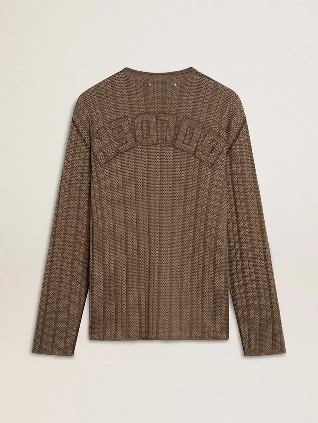 Travertinfarbener Herrenpullover mit „Golden“-Schriftzug als Aufnäher auf der Rückseite
