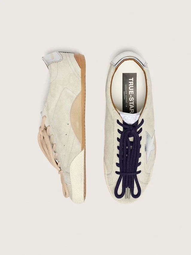 True-Star für Herren aus hellgrauem Wildleder mit silbermetallischem Stern und Fersenlasche