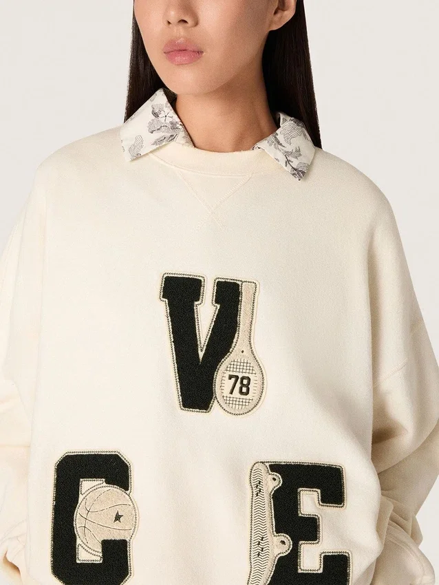 Unisex-Baumwoll-Sweatshirt „Star“ in Vintage-Weiß mit gestickten VCE-Aufnähern