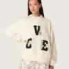 Unisex-Baumwoll-Sweatshirt „Star“ in Vintage-Weiß mit gestickten VCE-Aufnähern