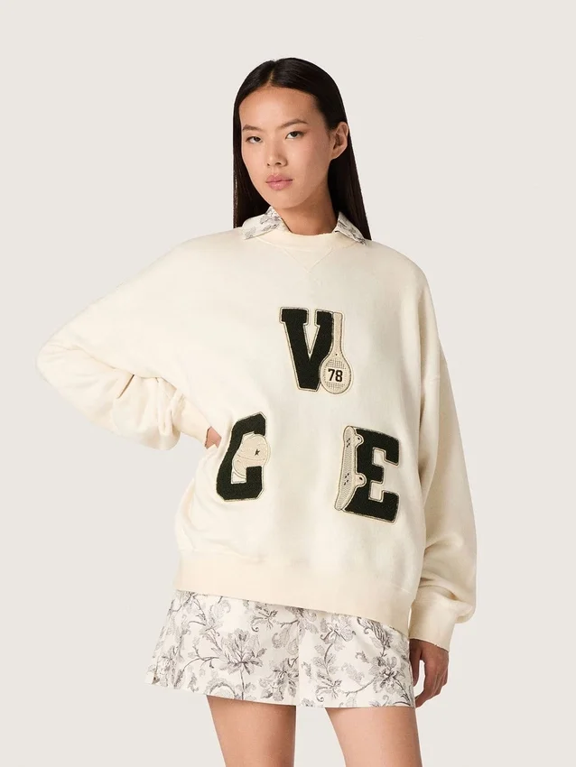 Unisex-Baumwoll-Sweatshirt „Star“ in Vintage-Weiß mit gestickten VCE-Aufnähern