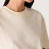 Unisex-Hemd „Star“ aus weißer Baumwolle mit durchgehenden Kristallen im Farbverlauf und Aufdruck auf der Rückseite